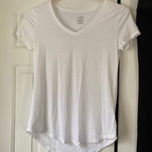 NWOT white perfect V Neck relaxed tee Sz: M
